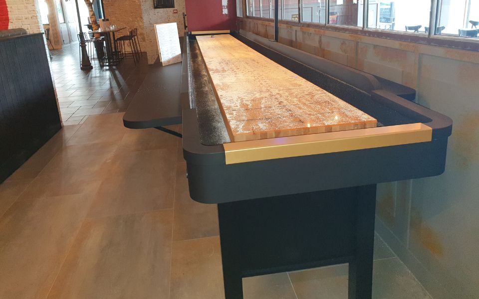 achat table de shuffleboard personnalise noir doré restaurant - Billards Toulet