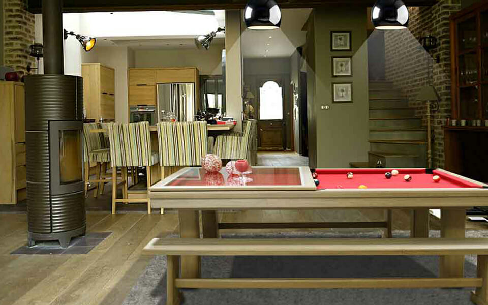 billard Moderne en bois convertible en table avec bancs et tapis rouge