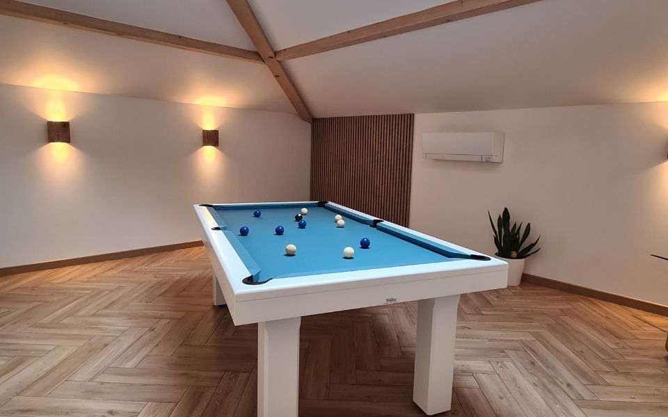 table de billard américaine blanche tapis bleu personnalisé Bubbly Toulet