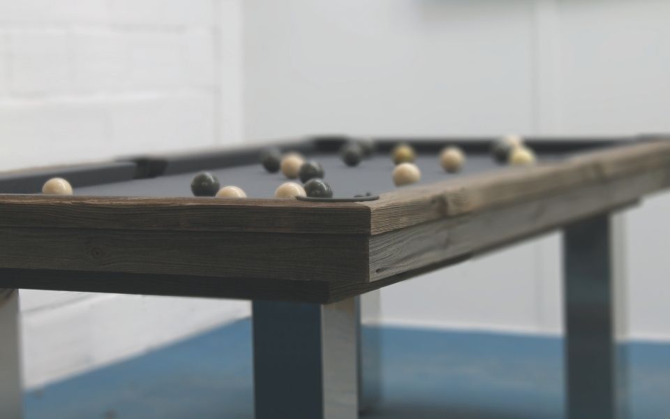Table de billard design en bois grisé - Megeve