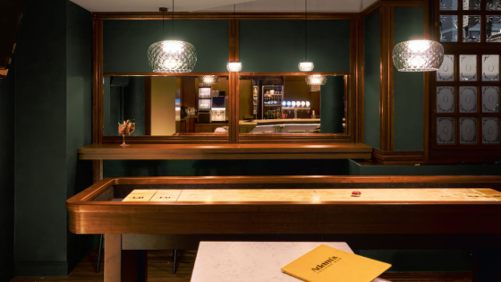 table de shuffleboard sur mesure Pub Maison Toulet